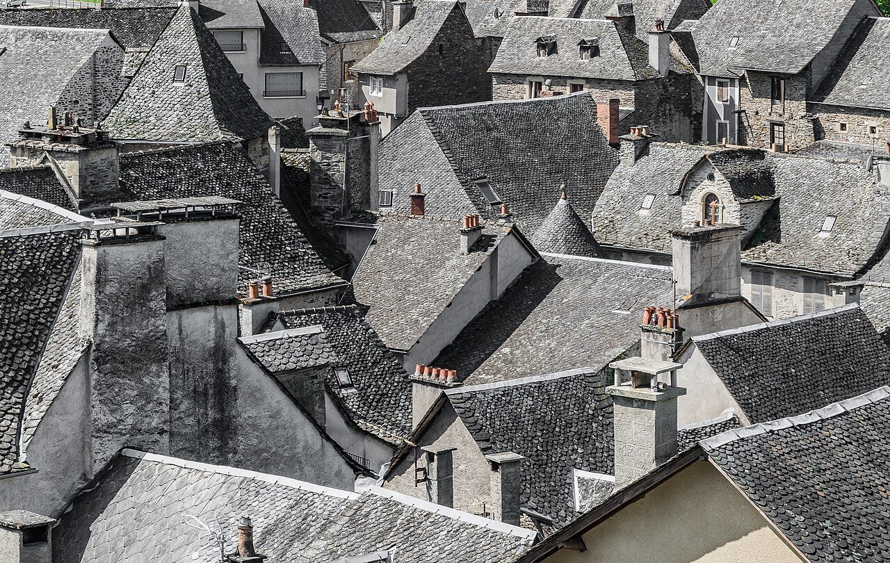 Photographie documentaire de toiture, matériau ou chantier ; ne représente pas une réalisation de la marque — photographie d’illustration