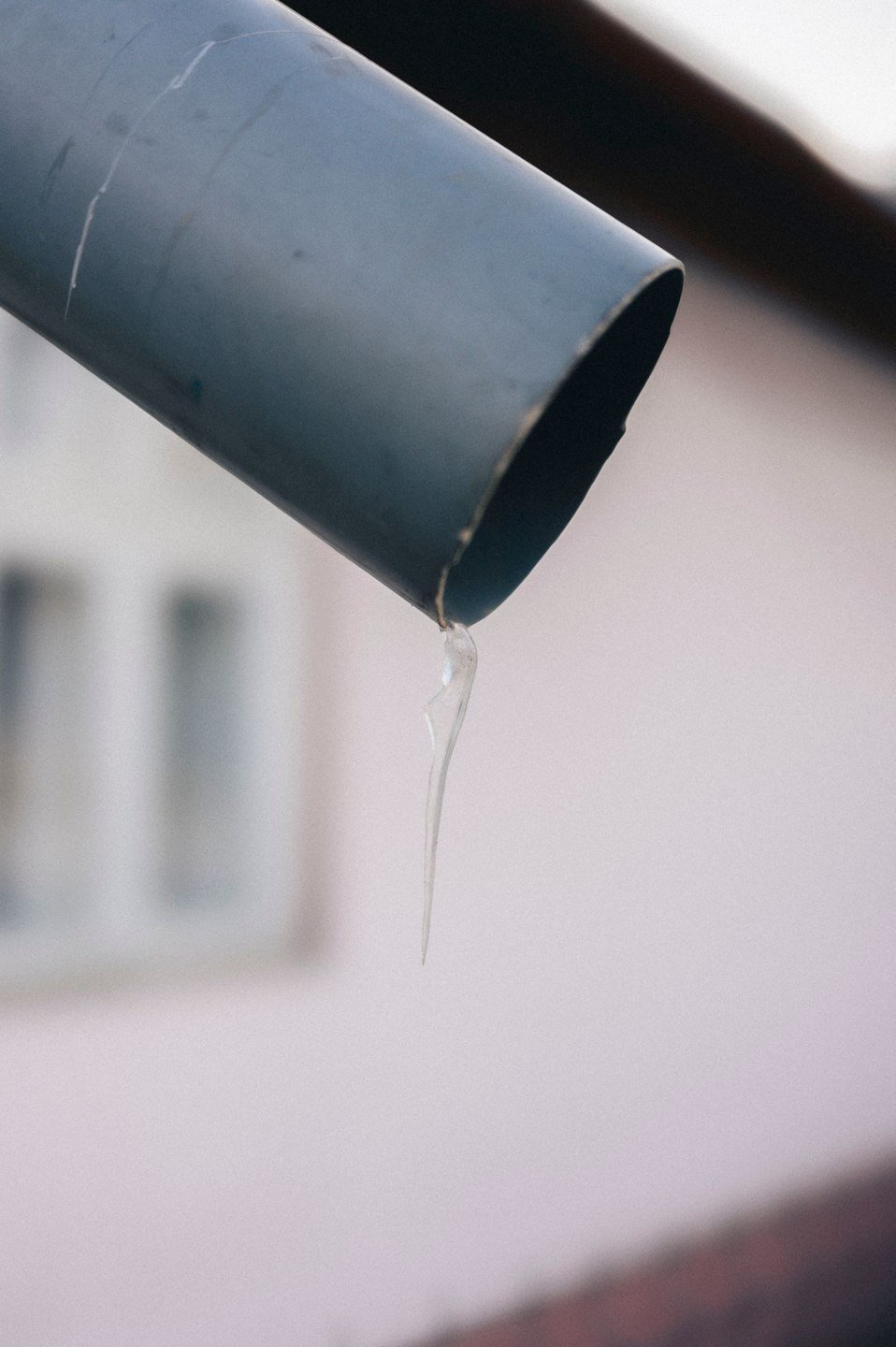 Évacuation des eaux de toiture — photographie d’illustration